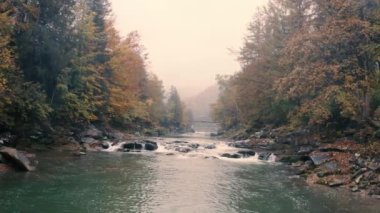Muhteşem sonbahar dağ manzarası. Şelalesi çağlayan bir nehir..