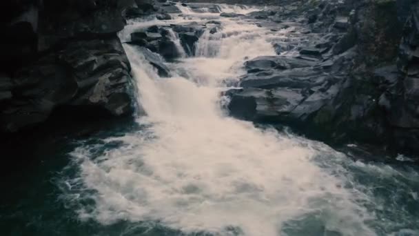 Maravilhosa Paisagem Montanha Outono Rio Com Uma Cachoeira Cascata — Vídeo de Stock