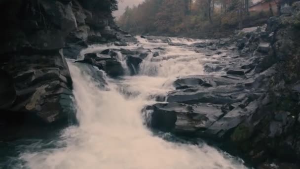 Nádherná Podzimní Horská Krajina Řeka Kaskádovým Vodopádem — Stock video