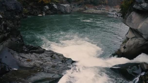 Nádherná Podzimní Horská Krajina Řeka Kaskádovým Vodopádem — Stock video