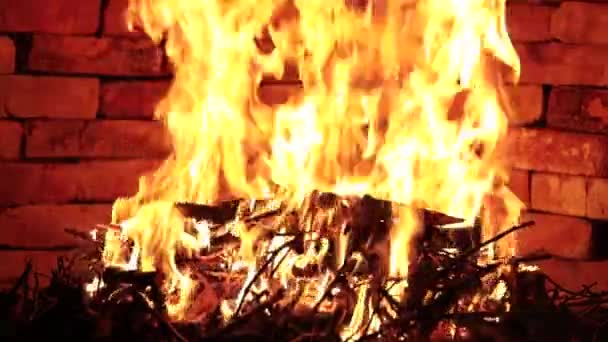 Brennholz Brennt Kamin Flammen Vor Dunklem Hintergrund — Stockvideo