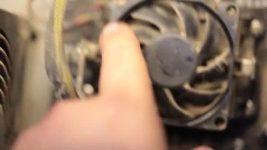 Eski siyah plastik CPU soğutucu ve bakır ısıtıcısı toz ve kir ile tıkanmış. Bu da dengesiz bilgisayar işlemlerine yol açıyor