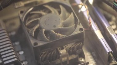 Eski siyah plastik CPU soğutucu ve bakır ısıtıcısı toz ve kir ile tıkanmış. Bu da dengesiz bilgisayar işlemlerine yol açıyor