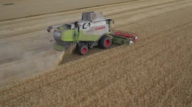 Ukrayna Orativ 13 Aralık 2022: Bir hasat ekicisi tarlada buğday biçiyor. Harika bir kırsal alan..