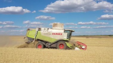 Ukrayna Orativ 13 Aralık 2022: Bir hasat ekicisi tarlada buğday biçiyor. Harika bir kırsal alan..