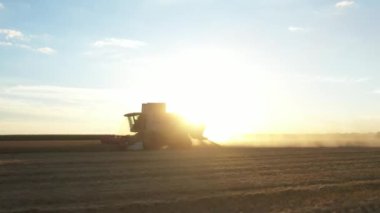 Ukrayna Orativ 13 Aralık 2022: Bir hasat ekicisi tarlada buğday biçiyor. Harika bir kırsal alan..