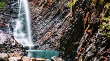 Dağ şelalesi. Taş kaya, dağ nehri, sonbahar manzarası