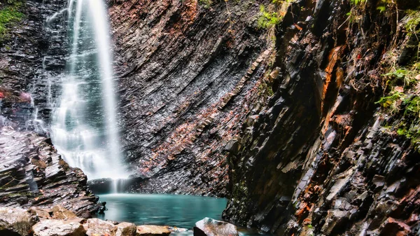 Górski Wodospad Kamienna Skała Górska Rzeka Jesienny Krajobraz — Zdjęcie stockowe