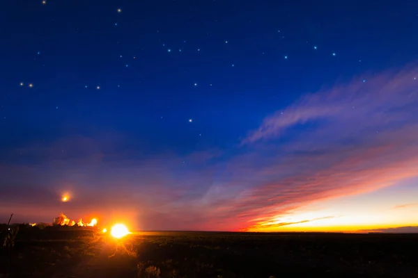 Avondlucht Dag Verandert Nacht Zonsondergang Wolken Sterrenhemel Een Prachtige Natuurlijke — Stockfoto