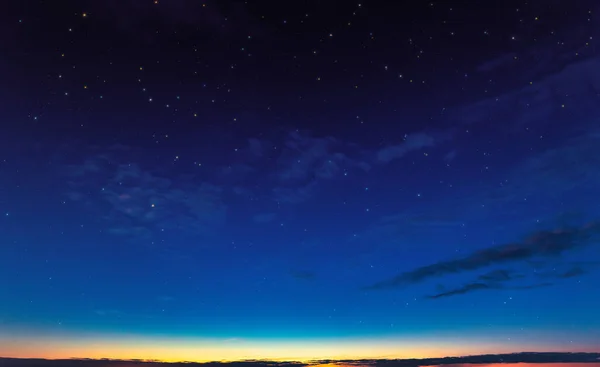 Βραδινός Ουρανός Μέρα Γίνεται Νύχτα Ηλιοβασίλεμα Σύννεφα Και Έναστρος Ουρανός — Φωτογραφία Αρχείου