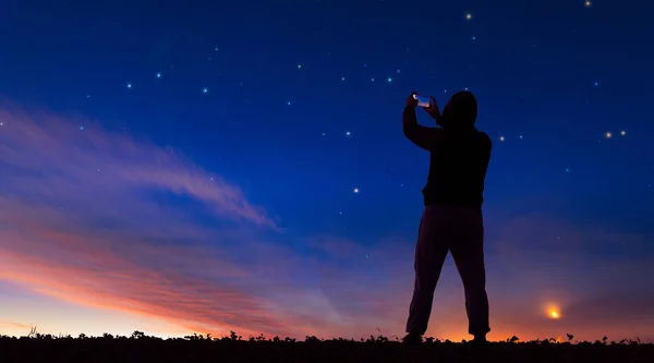 Фотографування Нічного Пейзажу Телефону Чоловік Фотографує Зоряне Небо Смартфоні — стокове фото