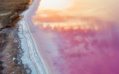 Pembe göller. Şifalı maden suyuyla dolu bir su deposu, harika bir turistik cazibe merkezi. Havadan bak..