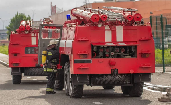 Viejo Camión Bomberos Equipo Bomberos Rescate Realizan Entrenamiento Contra Incendios —  Fotos de Stock