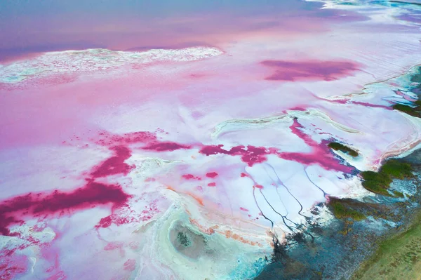 Pembe göller. Şifalı maden suyuyla dolu bir su deposu, harika bir turistik cazibe merkezi. Havadan bak..