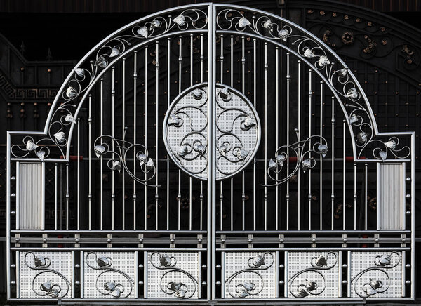 Дорогие красивые металлические кованые железные ворота. Автоматические ворота.