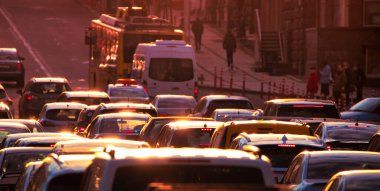 This photo captures the intense energy of the morning rush hour in the city, as cars fill the roads with a sense of urgency and purpose