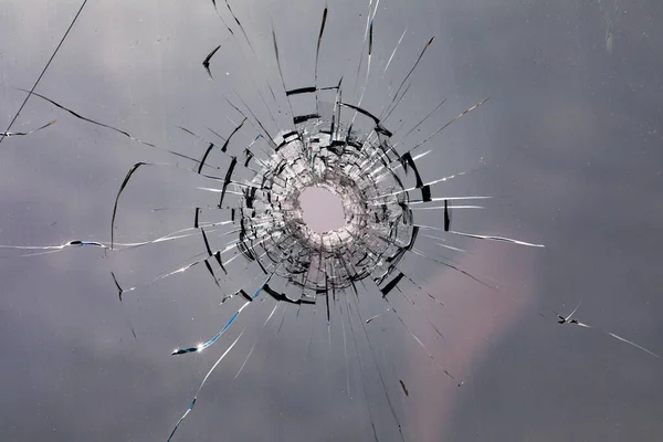 Glasfönster Skadat Kula Med Intrikat Sprickmönster — Stockfoto