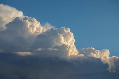 Gökyüzündeki bulutların bu çarpıcı görüntüsüyle bir yaz gününün güzelliğini yaşayın. Mavi gökyüzüne karşı beyaz, kabarık oluşumlar huzur ve sükunet hissi yaratıyor.