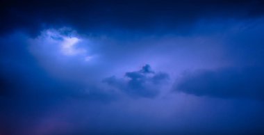 Fırtınanın panoramik görüntüsüyle doğanın en ilham verici ışık şovuna ön sıradan bir koltuk alın. Dramatik gökyüzü ve elektrik atmosferi göz kamaştırıcı ve unutulmaz bir manzara yaratır.