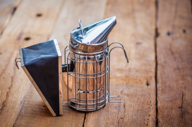 Arıcı içicisi, arıcı aleti. Arı kovanında duman çıkarmak için kullanılır. Arılarda çalışırken arıların saldırganlığını azaltmak için..