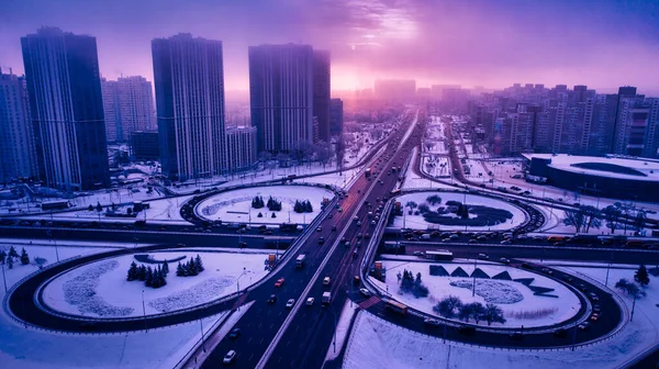 Intercâmbio Transporte Complexo Vários Níveis Carregado Com Tráfego Noite Inverno — Fotografia de Stock
