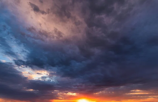 Todistakaa Luonnon Raakaa Voimaa Pimeinä Myrskypilvinä Valaisevat Viimeiset Auringonsäteet — kuvapankkivalokuva