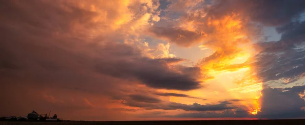 Волшебное Сияние Вечернего Неба Этой Потрясающей Фотографией Освещенных Облаков Сияющий — стоковое фото