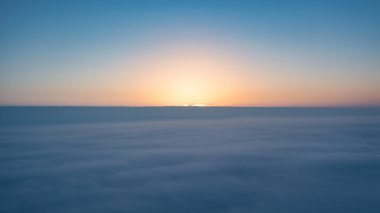 Bu nefes kesici hava çekimiyle mavi gökyüzünün ve görkemli bulutların sonsuz güzelliğinin tadını çıkar. Seyahat, doğa ve manzara kavramları için mükemmel..