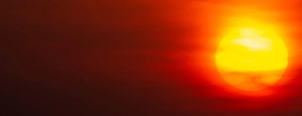 日落时的艳丽橙色天空 以太阳为中心的壮观景象 — 图库照片