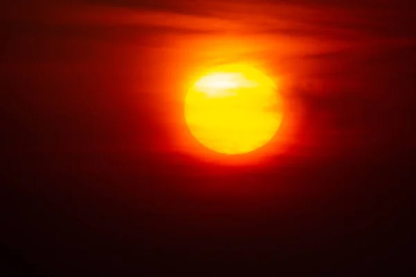 Mergulhe Momento Cativante Pôr Sol Espetacular Com Céus Alaranjados Sol — Fotografia de Stock