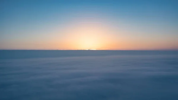 Nefes Kesici Hava Çekimiyle Mavi Gökyüzünün Görkemli Bulutların Sonsuz Güzelliğinin — Stok fotoğraf