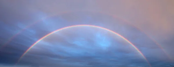 Doppelter Regenbogen Seiner Ganzen Pracht Inmitten Eines Dramatischen Gewitters Eingefangen — Stockfoto