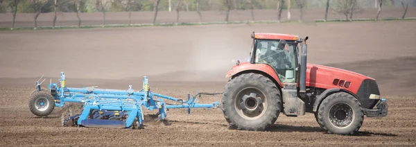 Mezőgazdasági Folyamat Teljes Lendülettel Halad Mivel Egy Kultivátorral Felszerelt Traktor — Stock Fotó