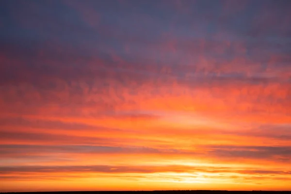Небо Пылает Яркими Красками Этой Потрясающей Фотографии Облака Отражают Теплое — стоковое фото