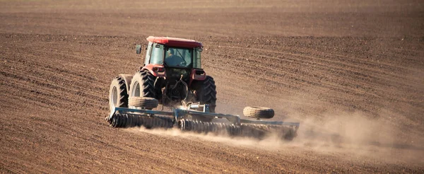 Silný Traktor Nástavcem Kultivátoru Prodírající Půdou Aby Připravil Půdu Pro — Stock fotografie