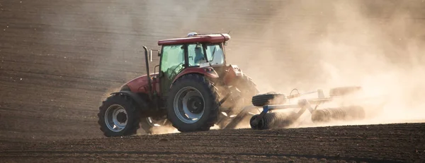Observe Cómo Cultivador Tractores Servicio Pesado Mueve Través Del Campo — Foto de Stock