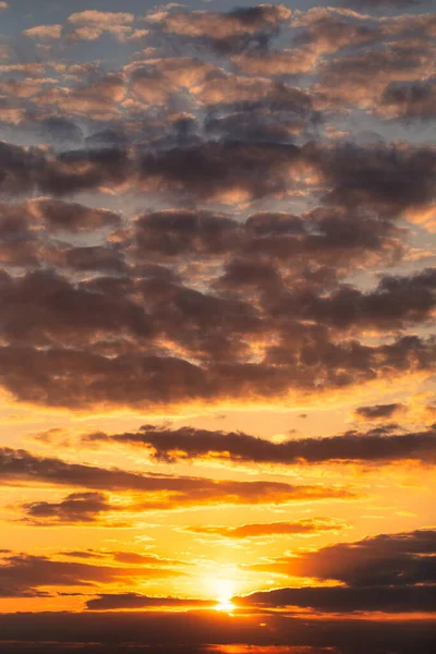 Небо Пылает Яркими Красками Этой Потрясающей Фотографии Облака Отражают Теплое — стоковое фото