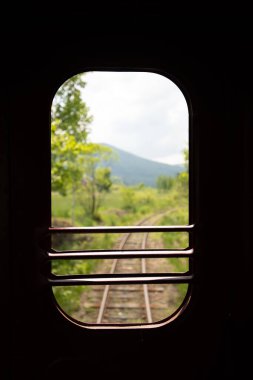 Dağ manzarasında büyüleyici demiryolu manzarasının açılışı