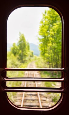 Zirveye Yolculuk: Karanlık Tren Kompartımanından Gizemli Demiryolu Sahnesine Battı