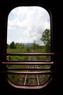 Dağlık Duvar Halısını Kucaklamak: Demiryolu Raylarının Huzurunu İçeriden Yakalamak