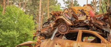 Yaralı Ülke: Rus Kuvvetlerinin Ukrayna 'daki Sivil Araçlar üzerindeki Yıkım