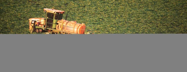 Jízda Produktivita Traktor Rozprašovač Zvyšuje Výkon Pole — Stock fotografie