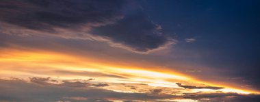 Havanın Örtüsü Açıklandı: Fırtınalı Güzellik Akşam Parıltısına Karşı Ayarlandı