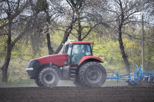 Scéna Obdělávání Půdy Traktor Kultivátor Při Práci — Stock fotografie