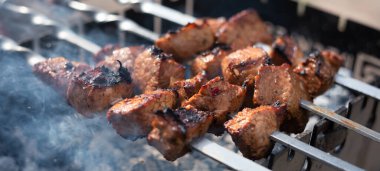 Izgara Mükemmelliği: Lezzetli Mangal Şiş Kebapları Oluşturma
