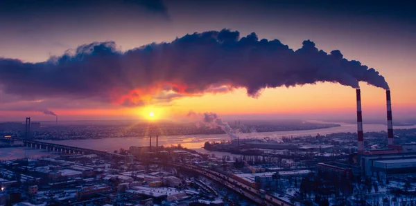 日の出汚染 温室効果ガスを排出する工場の喫煙 — ストック写真