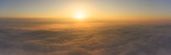日の出を追いかける 雲のブランケットの上 — ストック写真