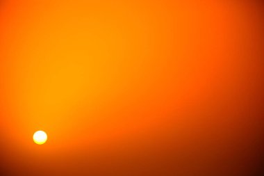 Dönen Parçacıklar, Batan Güneş: Tozlu Alacakaranlık 'ın Zarafeti