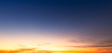 Yıldızların Altında: Gece Yarısı Mavi Gökyüzü ve İnce Bulutlar