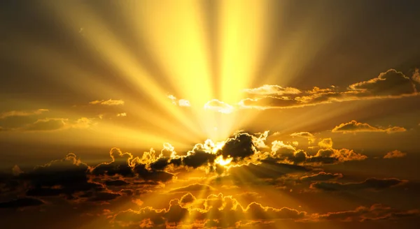 Şafak Şafağı: Güneş ışınları Puslu Sabah Gökyüzünü aydınlatıyor